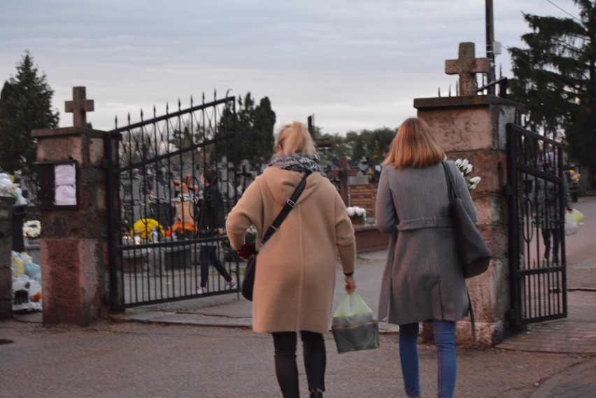 Ostrołęka. Cmentarze parafialny i komunalny od wtorku 3.11.2020 znów otwarte. Ile osób odwiedziło je pierwszego dnia po otwarciu?