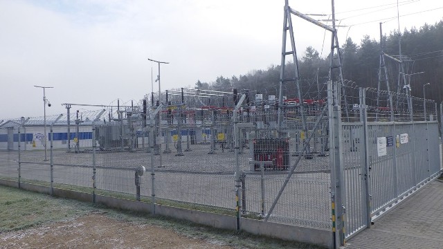 Spółka Enea Operator uruchomiła nową stację elektroenergetyczną GPZ Kisielin. Ma ona duże znaczenie dla bezpieczeństwa i rozwoju Zielonej Góry oraz okolic miasta.Powstanie Głównego Punktu Zasilającego (GPZ) Kisielin to bardzo ważna dla Zielonej Góry inwestycja. Po przebudowie i modernizacji kluczowych linii wysokich napięć 110 kV oraz pracach związanych ze zmianą konfiguracji sieci elektroenergetycznej we wschodniej części miasta, spółka Enea Operator uruchomiła nową, wybudowaną od podstaw stację transformującą wysokie napięcie na średnie (110/15 kV). Stacje tego typu są strategicznymi obiektami elektroenergetycznymi, których funkcjonowanie obliczone jest na dziesięciolecia.– Od dawna widzieliśmy potrzebę budowy nowej stacji na wschód od Zielonej Góry. Bardzo się cieszę, że teraz możemy ogłosić jej oddanie do użytku. Ta stacja nie tylko poprawia bezpieczeństwa energetycznego Zielonej Góry, na przykład w kontekście ewentualnych anomalii pogodowych, ale daje również realne możliwości rozwoju dla miasta i okolic – powiedział Marek Rusakiewicz, prezes Enei. Operator.Dzięki tej inwestycji będzie możliwe przyłączanie nowych klientów oraz zmniejszenie strat energii w sieci elektroenergetycznej.Budowa nowej stacji i przebudowa sieci kosztowała łącznie ok. 26 mln zł. Czytaj także: W Sulechowie powstanie Nowy Świat 2. Co to za inwestycja warta aż tyle milionów?Wideo: Będzie rewitalizacja Parku Tysiąclecia w Zielonej Górze