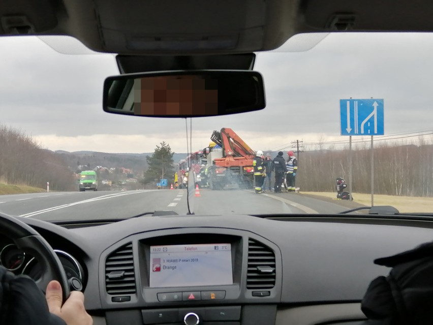 W Jaworniku Niebyleckim ciężarówka wjechała w BMW, którym jechały 4 osoby, w tym dziecko. Auto wpadło do rowu [ZDJĘCIA INTERNAUTY]