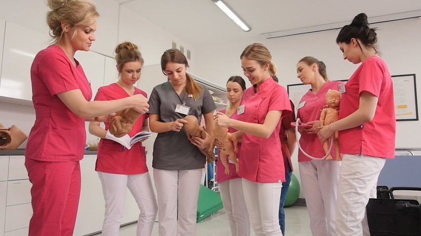 Nowoczesne pracownie w szkole medycznej pozwalają na...