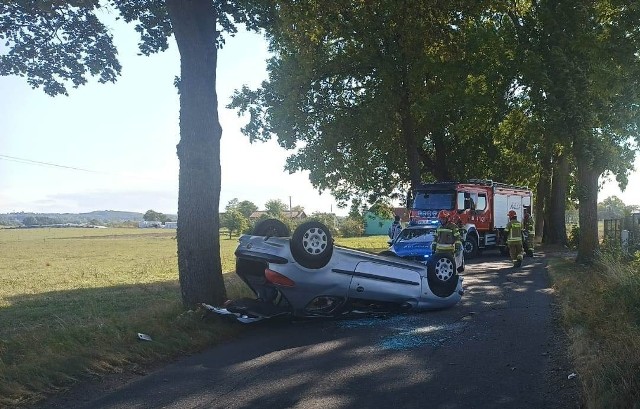 Filipówka. Kierowca peugeotem uderzył w drzewo a następnie dachował