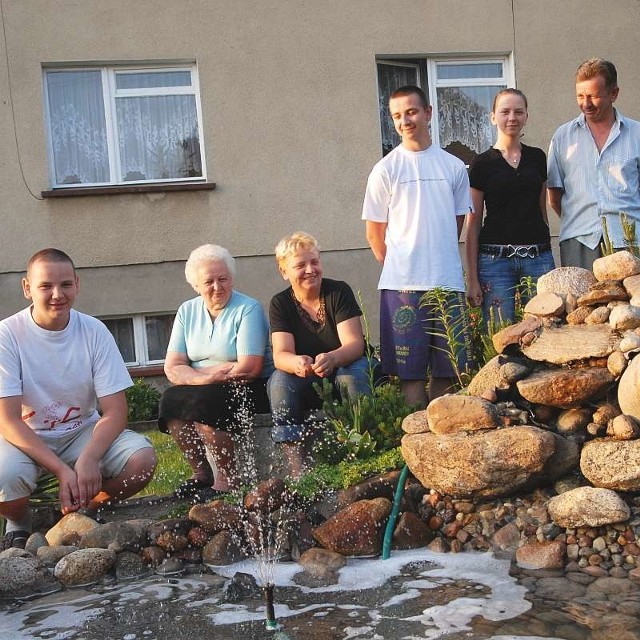 Rzadki luksus, czyli rodzina Świerców w komplecie w domu w Węgrach. Na zdjęciu od lewej: syn Józef, babcia Jadwiga, mama Gabriela, syn Piotr, córka Teresa i ojciec Andrzej.