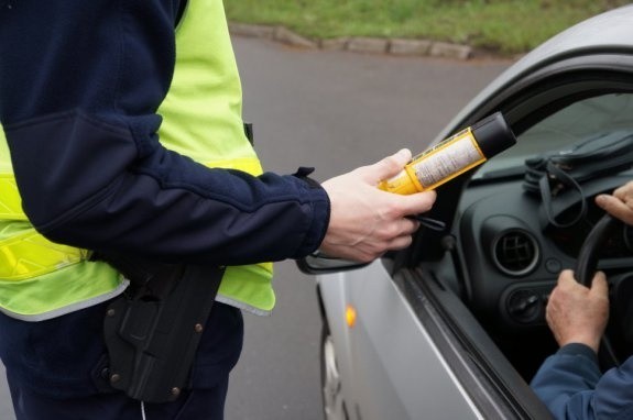 W poniedziałek policjanci skontrolowali na drogach Opolszczyzny 2982 kierowców.