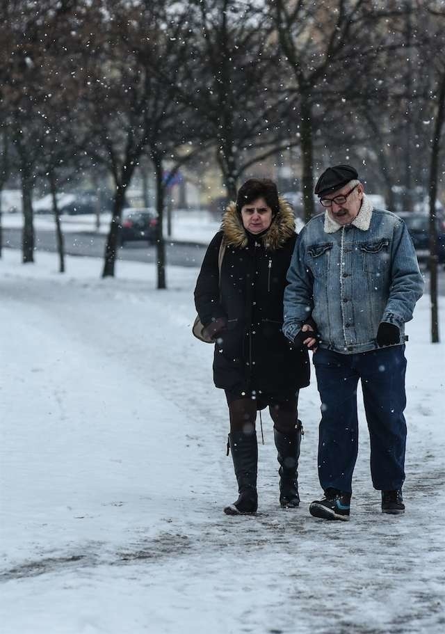 Nawet na centralnie położonej w Fordonie ulicy twardzickiego trzeba uważnie patrzeć pod nogi