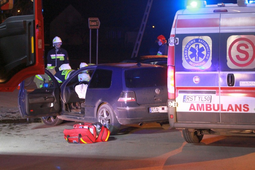 Wypadek w Grębowie. Kierująca volkswagenem polo nie ustąpiła pierwszeństwa, zderzyła się z volkswagenem golfem (ZDJĘCIA)