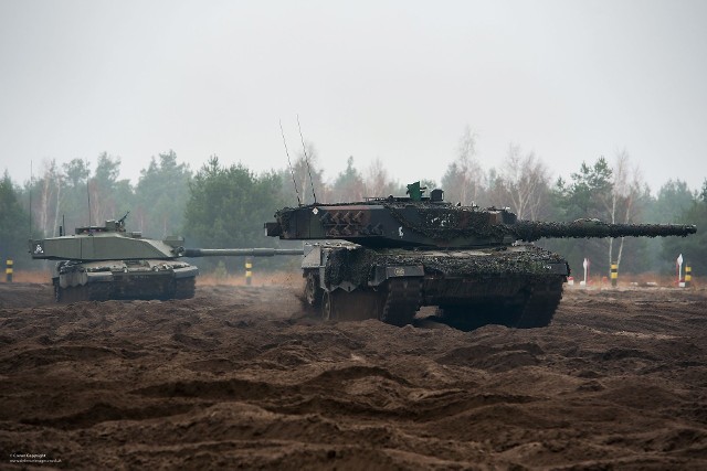 Prezydent Zełenski powiedział, że Ukraina oczekuje "wspólnej decyzji" państw, które rozważają przekazanie czołgów. Jak stwierdził, jeden kraj nie może zapewnić takiej liczby czołgów, jaka zapewniłyby Ukrainie zwycięstwo.