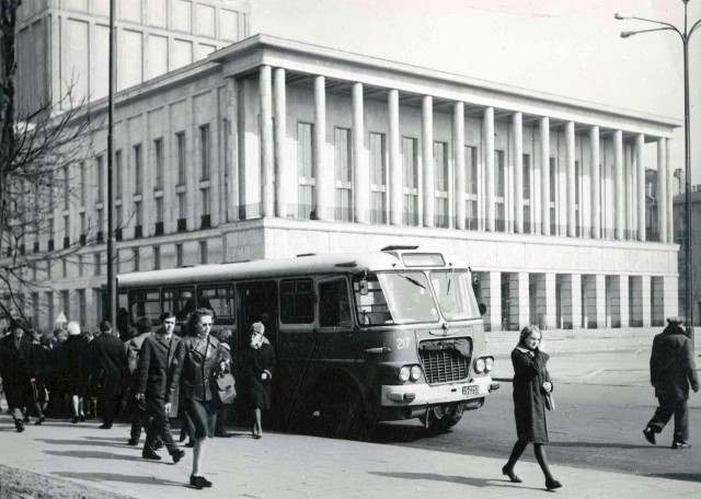 18 października 1954 Strasznym dworem Stanisława Moniuszki zainaugurowała działalność Opera Łódzka, obecnie Teatr Wielki w Łodzi.