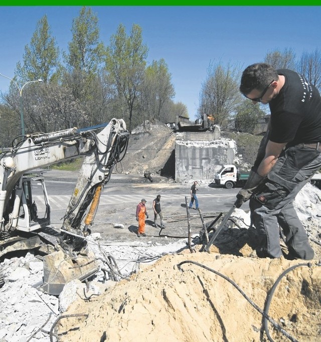 W sobotę budowlańcy pracowali przy rozbiórce wiaduktu