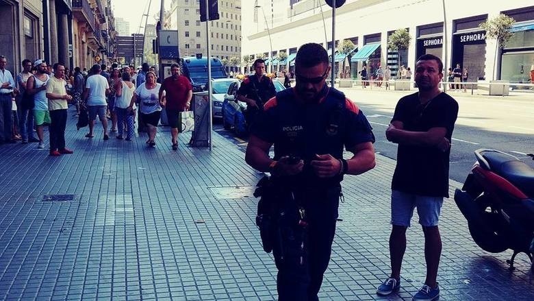 Furgonetka wjechała w tłum w centrum Barcelony.