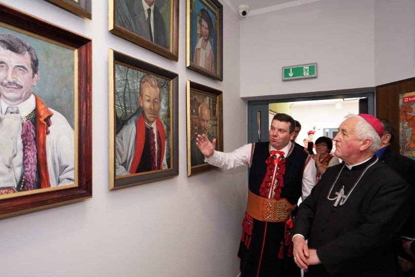 Biskup Jan Szkodoń poznawał historię Zielonek. Wizyta w parafii i izbie regionalnej 