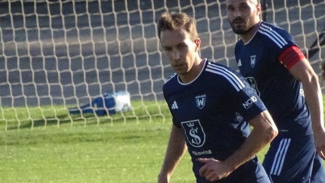 Mateusz Krasuski (na pierwszym planie) strzelił w meczu z Sokołem Sieniawa dwa pierwsze gole dla Wiślan