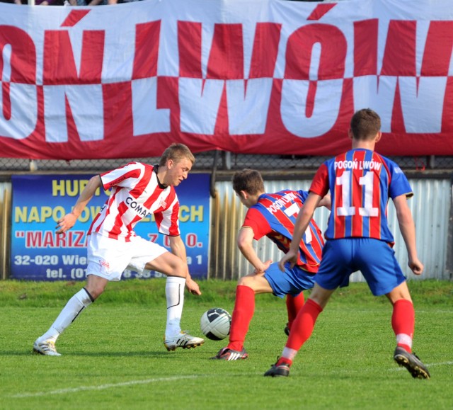 Do limanowskiej drużyny dołączył Karol Kostrubała (z lewej), były zawodnik Cracovii