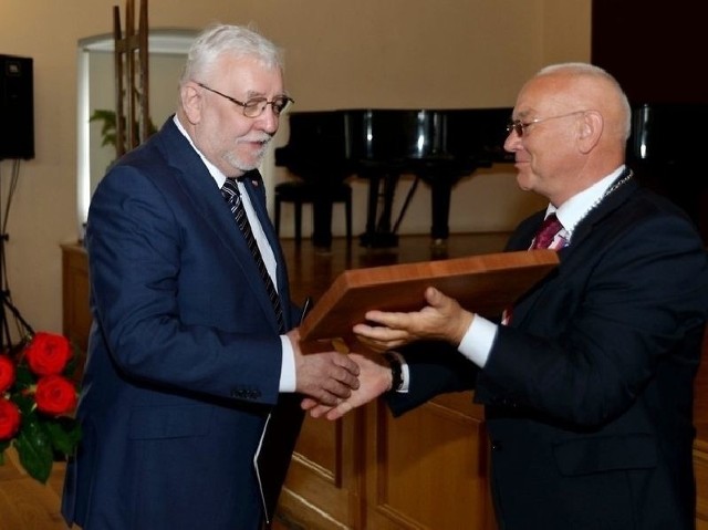 Jerzy Stępień, były prezes Trybunału Konstytucyjnego z rąk Jerzego Borowskiego, burmistrza Sandomierza odbiera wyróżnienie Bene meritus.