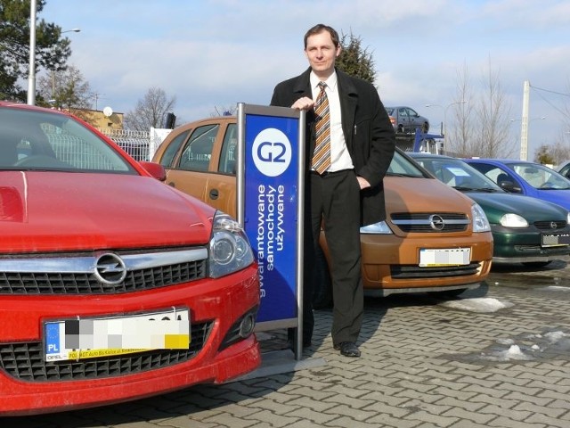 Sprzedaż samochodów używanych znacząco się zmniejszyła, jest niewielka. Znacznie skromniejsza niż w kilku poprzednich miesiącach jest również oferta aut na rynku wtórnym &#8211; mówi Mariusz Błoński, dyrektor sprzedaży samochodów w firmie Polmot Auto Bis Kielce.