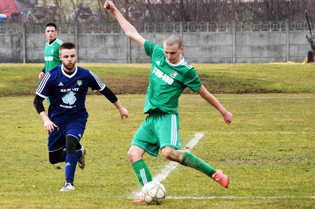 Patryk Malik (z piłką) jest jednym z ważnych ogniw bloku defensywnego Strumienia Polanka Wielka.