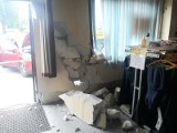 Wypadek we Wrocławiu. Kobieta wjechała autem w ścianę lumpeksu [ZDJĘCIA]