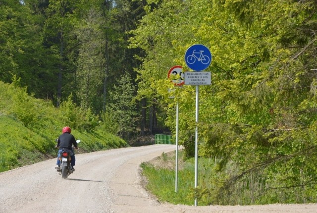 Droga dla rowerów Green Velo w Węgorzewie rozjeżdżana przez samochody i quady