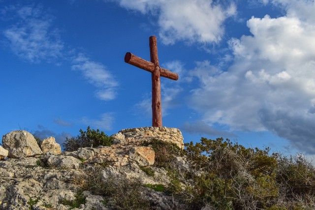 W Wielką Sobotę odprawiane są liturgia światła, chrztu i mszalna. Tego dnia można przystąpić także do spowiedzi