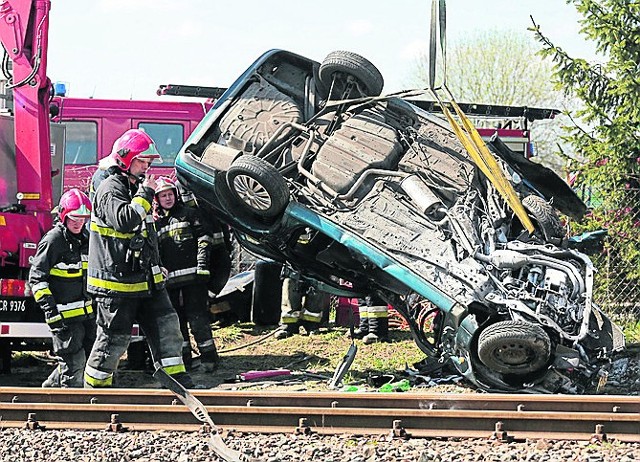 Dramatyczne zdarzenia z 23 kwietnia. Osobowy ford wjechał pod pociąg. Kierowca zmarł w wyniku odniesionych obrażeń.