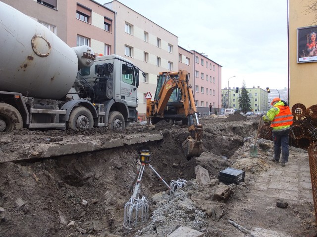 Obecnie prace trwają m.in. w rejonie nowego wjazdu na most , gdzie powstanie przejście w tunelu pod ulicą Niemodlińską.