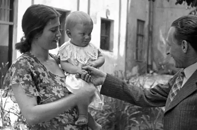 Rita Gorgonowa ze swoją córką Ewą na dziedzińcu więzienia św. Michała w Krakowie