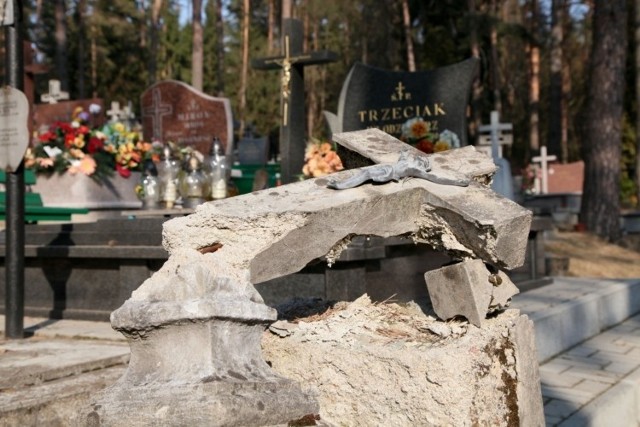 Supraśl: Cmentarz prawosławny zniszczony.