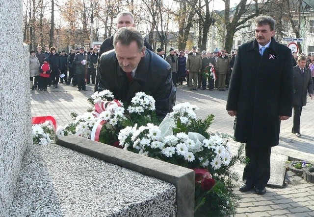 Kwiaty u stóp pomnika Męczeństwa złożył starosta buski Jerzy Kolarz.