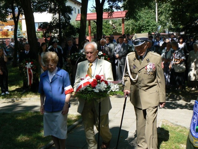 Wiązankę składa delegacja byłych żołnierzy 4 Pułku Piechoty Legionów Armii Krajowej. Od lewej: Pelagia Barwicka Emilia&#8221;, Marian Kondera "Zbyszek I&#8221;  i Zygmunt Pietrzak "Bekas".