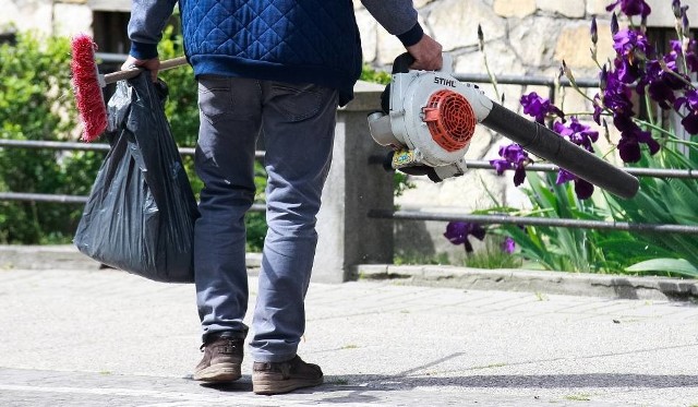 Stosowanie dmuchaw do czyszczenia ulic i chodników jest zabronione przez cały rok.