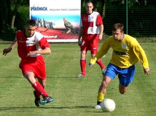 Łukasz Mika (z prawej) strzelił w piątkowym meczu z ŁKS Łomża dwie bramki, fundując sobie superprezent na urodziny.