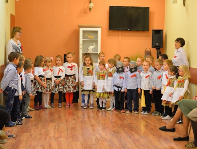 Dzieci z Integracyjnego Przedszkola numer 27 podczas występu w Środowiskowym Domu Samopomocy przy ulicy Krzemionkowej w Kielcach.