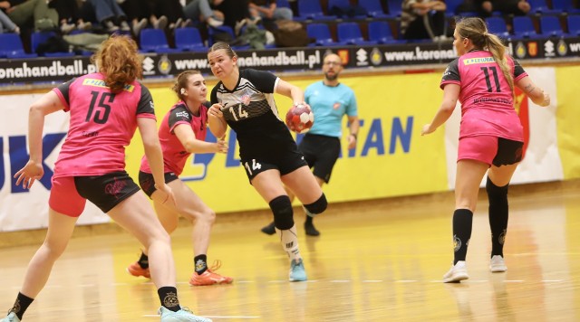 Szczypiornistki Suzuki Korony Handball Kielce (różowe koszulki) odniosły kolejne łatwe zwycięstwo.