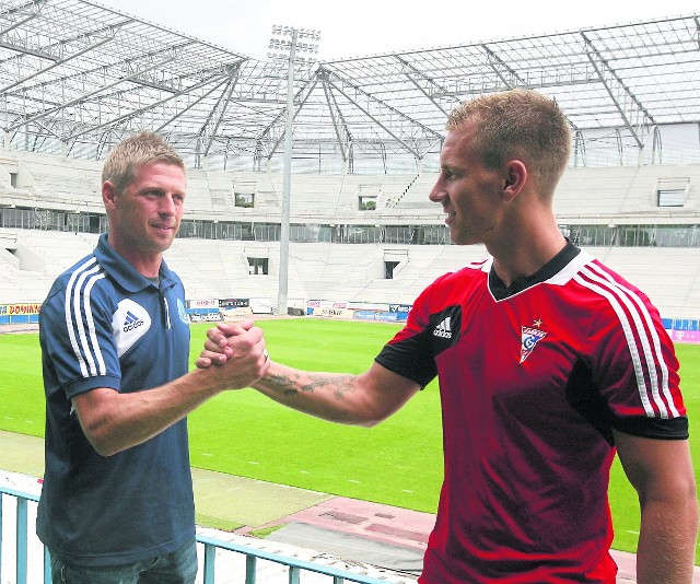 Kapitanowie Ruchu Marcin Malinowski i Górnika Adam Danch spotkali się na stadionie w Zabrzu
