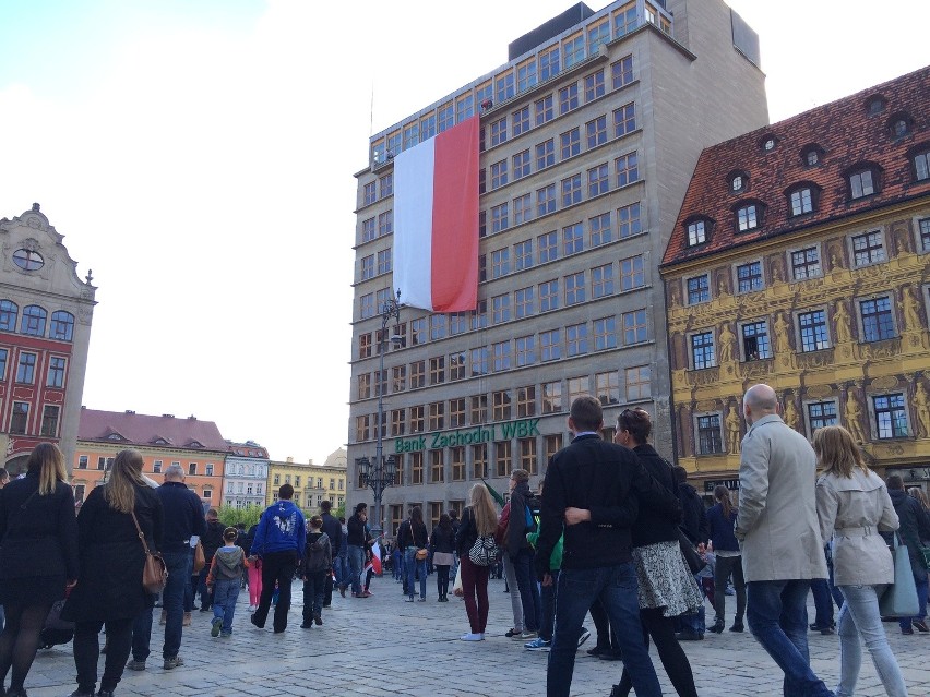 Na wrocławskim Rynku zawisła 16-metrowa flaga (ZDJĘCIA)