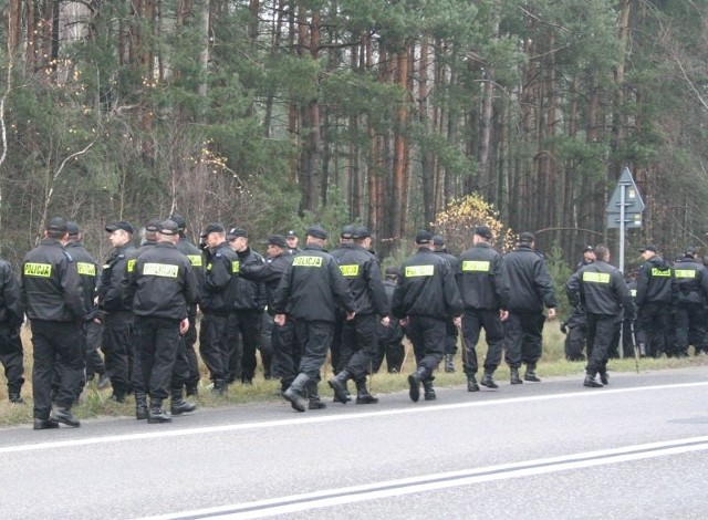 W poszukiwania zaangażowanych jest zazwyczaj wielu policjantów