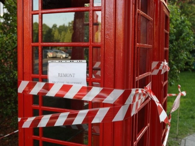 Charakterystyczne czerwone budki telefoniczne w piątek znów pojawily sie w parku przy slupskim ratuszu. Po ponad trzech tygodniach przerwy slupszczanie ponownie mogą z nich korzystac.