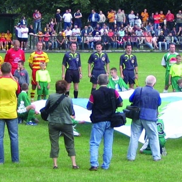 Pamiętny mecz Puszcza Hajnówka - Jagiellopnia Białystok w dniu 30 czerwca 2007 roku, z okazji obchodów 70-lecia istnienia KS Puszcza. Na zdjęciu: moment z uroczystego rozpoczęcia spotkania.