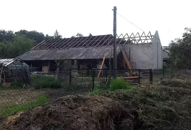 Dach stodoły Leszka Sałaty w trakcie ściągania eternitu. To zdjęcie wykonał 26-letni Michał, wnuk starsze pani, sąsiadki Leszka Sałaty.