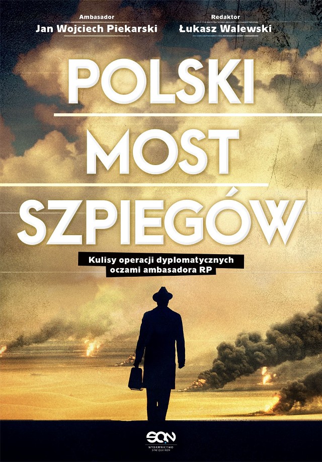 Kiedy w 1966 roku Jan Wojciech Piekarski wyjeżdżał jako tłumacz na Daleki Wschód, nie wiedział, że to początek błyskotliwej kariery dyplomatycznej. W ciągu kolejnych lat zdobywał doświadczenie w Laosie, Iranie, Pakistanie i Izraelu. Po zerwaniu stosunków dyplomatycznych między Irakiem a USA na skutek wojny w Zatoce Perskiej przeprowadził spektakularne negocjacje zmierzające do uwolnienia amerykańskiego obywatela z irackiego więzienia Abu-Grahib. Oto polski ambasador – do niedawna urzędnik z „przeciwnej strony żelaznej kurtyny” – stał się dla amerykańskiego prezydenta „our man”, człowiekiem od zadań niewykonalnych, i otrzymał najwyższe odznaczenie departamentu stanu. Po powrocie do kraju uczył polskich prezydentów, premierów i ministrów ogłady, szefując protokołowi dyplomatycznemu.