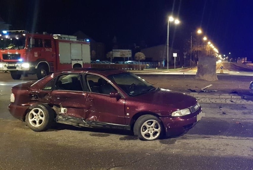 Wypadek na rondzie Kupiszewskiego w Ostrołęce. Zderzyły się dwa samochody osobowe. 5.04.2021