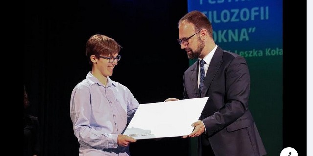 Laureatką Nagrody imienia profesora Leszka Kołakowskiego i Miasta Radomia została Marta Drelichowska z Wrocławia, uczennica klasy 3 Liceum Akademickiego przy Politechnice Wrocławskiej, laureatka XXXV Olimpiady Filozoficznej. Nagrodę wręcza wiceprezydent Radomia, Mateusz Tyczyński.