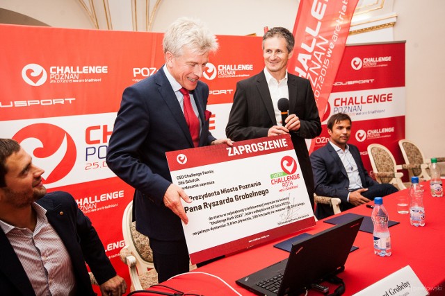 Prezes Challenge Family, Zibi Szlufcik, wręcza prezydentowi Poznania, Ryszardowi Grobelnemu, zaproszenie do udziału w jednym z największych triathlonów na świecie, w niemieckim mieście Roth