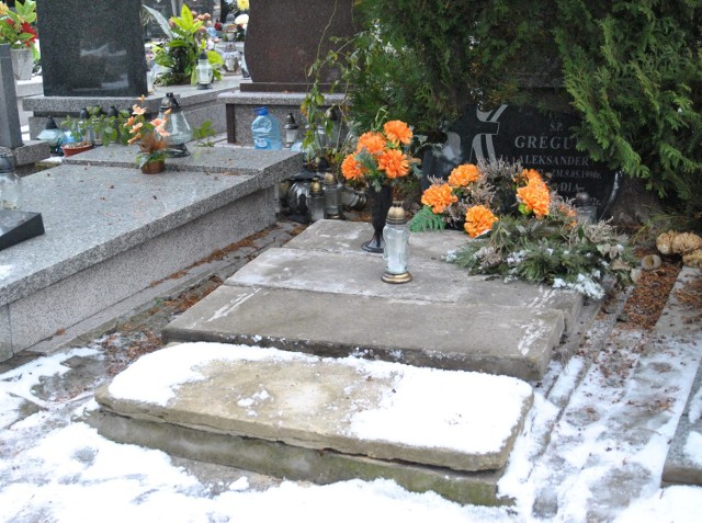 Pomnik z czarnego granitu zniknął z cmentarza na Majdanku. Złodzieje zostawili tylko opartą o tuję płytę z wyrytymi na niej nazwiskami pochowanych tu osób