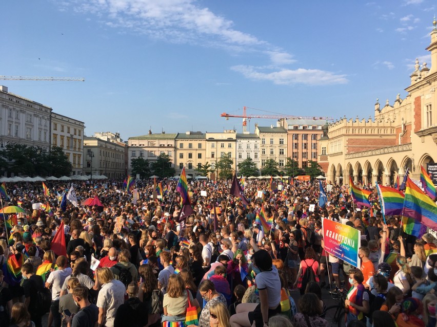 Marsz Równości i kontrmanifestacja na krakowskim Rynku [ZDJĘCIA]