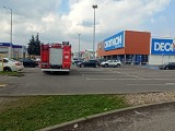 Alarm bombowy w Decathlonie przy Pasażu Łódzkim! Klienci i pracownicy zostali ewakuowani. Na miejscu policja i staż pożarna