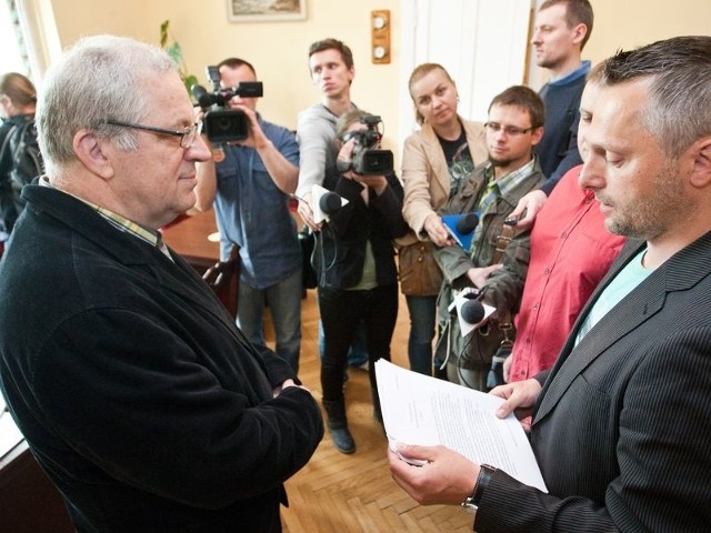 Przemysław Woś złożył projekt uchwały obywatelskiej na ręce przewodniczącego rady miejskiej.  