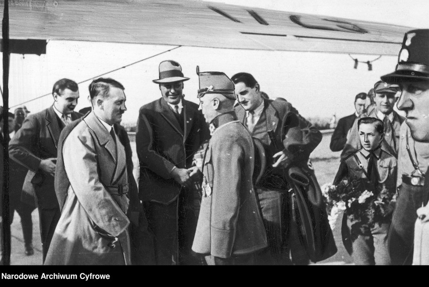 Rok 1932. Powitanie Adolfa Hitlera na lotnisku na Zaspie. W...