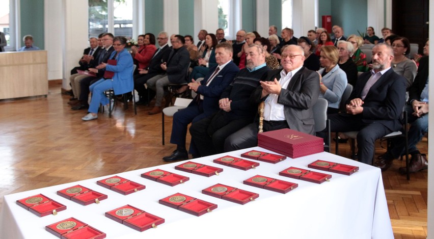 Uroczystość wręczenia medali "Zasłużony dla Powiatu...