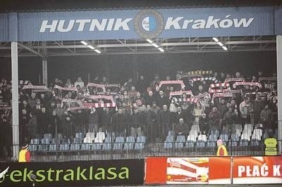 Kibice Cracovii na stadionie Hutnika. Fot Wacław Klag