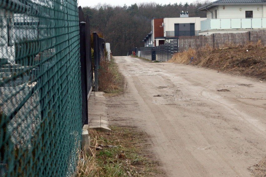 Mieszkańcy Skowronkowej chcą asfaltu. „Na wsiach mają lepsze drogi”